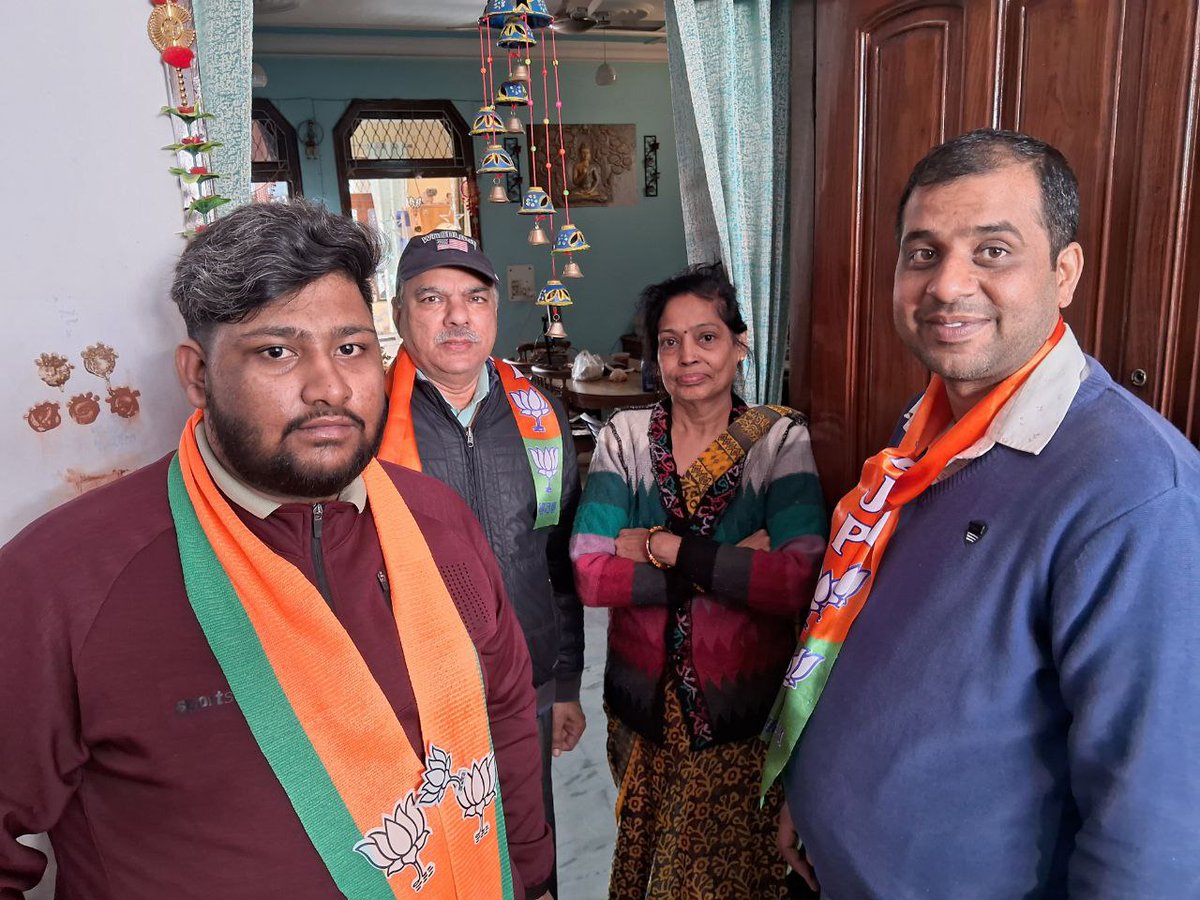 Advbhuvantanwar's tweet photo. दिल्ली कैंट के लोगों ने दिखाया भरोसा! भाजपा कार्यकर्ताओं ने घर-घर जाकर संवाद किया और लोगों का उत्साह ठंड में भी देखने लायक था। साथ मिलकर हम दिल्ली कैंट को और बेहतर बनाएंगे! #bhuvantanwar #delhicantt #Delhi #DelhiElection2025 #bhuvantanwarbjp https://t.co/1uZnzVfTnK