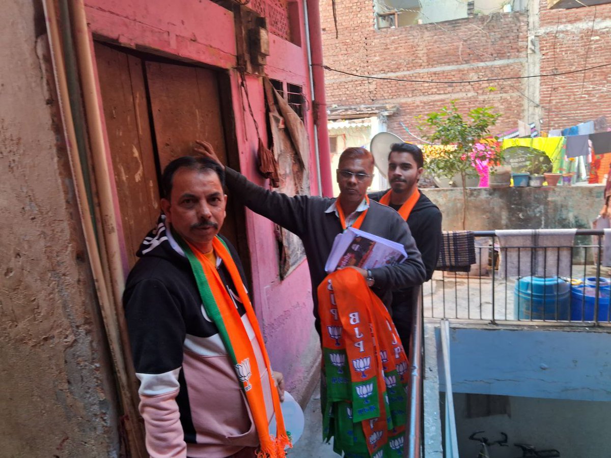 Advbhuvantanwar's tweet photo. दिल्ली कैंट के लोगों ने दिखाया भरोसा! भाजपा कार्यकर्ताओं ने घर-घर जाकर संवाद किया और लोगों का उत्साह ठंड में भी देखने लायक था। साथ मिलकर हम दिल्ली कैंट को और बेहतर बनाएंगे! #bhuvantanwar #delhicantt #Delhi #DelhiElection2025 #bhuvantanwarbjp https://t.co/1uZnzVfTnK