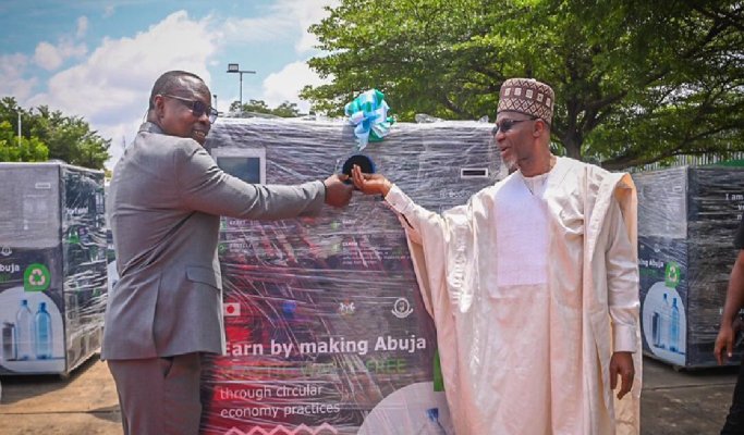 radionigeriahq's tweet image. FG unveils Reverse Vending Machine to check plastic pollution
#plasticpollution #vendingmachine #radionigeria radionigeria.gov.ng/2025/01/23/fg-…