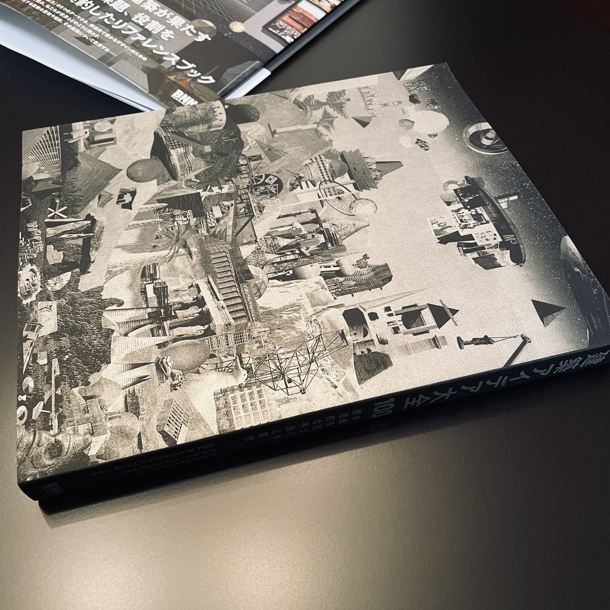 『建築アイデア大全100  未来を形づくる、創造的な手法と思想』、本日発売しました📖
建築やデザインの手法、アプローチが学べるリソースブック。想像力掻き立てられる、とてもワクワクする内容です！
bnn.co.jp/products/97848…