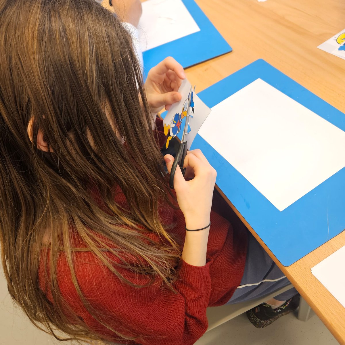 Deze week organiseerde de Leon van Gelder hun lesbezoekdagen. 📚✨ Deze dagen waren een groot succes! 🌟👏

Benieuwd naar de voorlichtingsactiviteiten op al onze scholen? Check onze website: 👇

openbaaronderwijsgroningen.nl/naardebrugklas…

#brugklas #opendag #lesbezoek #samensterkinleren