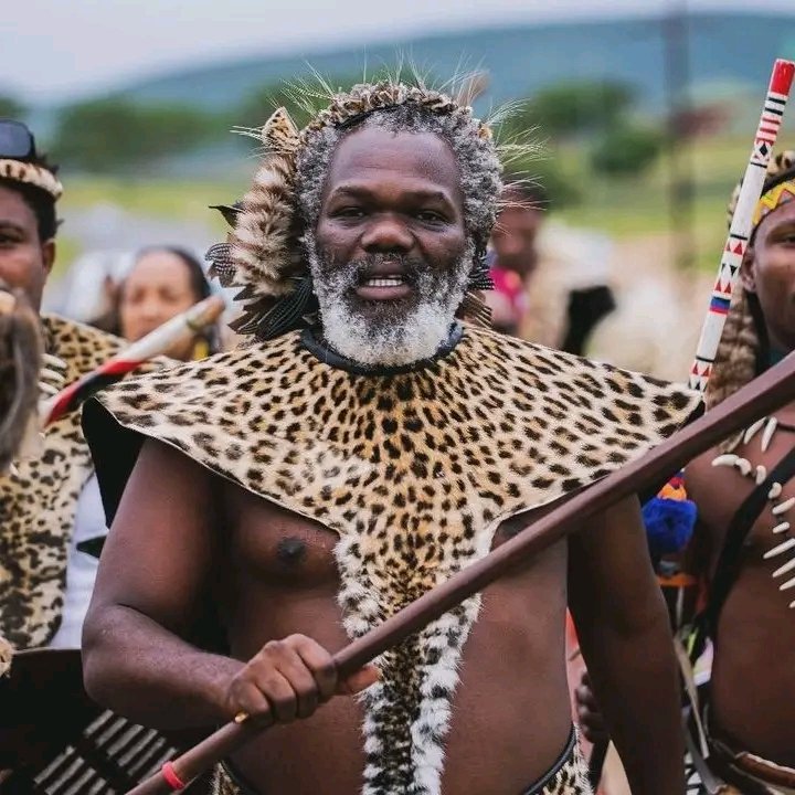 MDNnewss's tweet image. Mbuso Khoza criticizes modern lobola as a &apos;Scam&apos; that distorts tradition

Heritage enthusiast and singer Mbuso Khoza has criticized the modern practice of lobola, describing it as a &quot;scam&quot; that deviates from its original cultural intent. 

In a recent interview, Khoza argued that…
