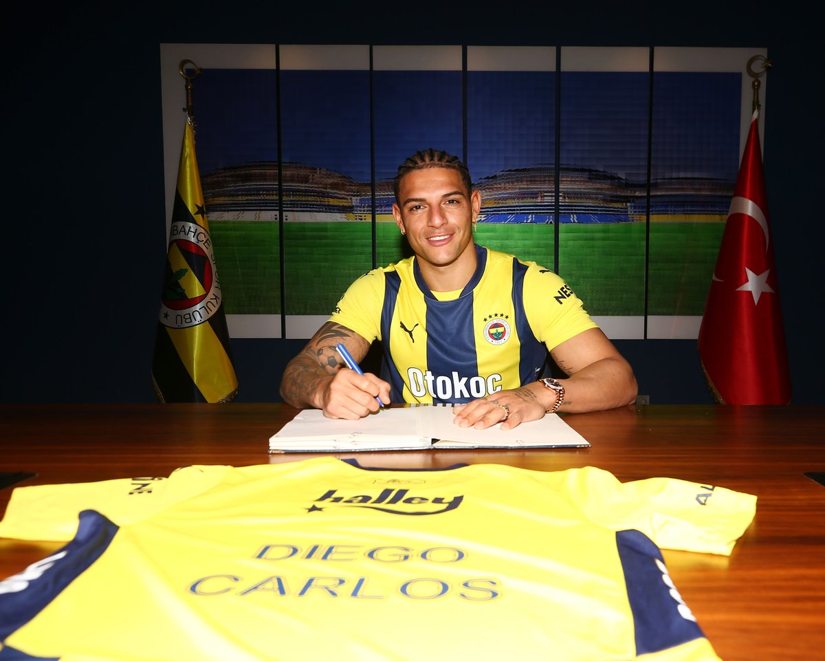 Fenerbahce's tweet photo. Ailemize hoş geldin Diego Carlos 💛💙

Kulübümüz, Diego Carlos'un transferi için kulübü Aston Villa ve oyuncu ile anlaşma sağlamıştır.

Brezilyalı stoper Diego Carlos, kendisini 3.5 yıllığına sarı lacivertli renklere bağlayan sözleşmeye imza attı.

Diego Carlos’a ‘ailemize hoş geldin’ diyor; Fenerbahçemiz ile Sarı Lacivert nice zaferler ve şampiyonluklar diliyoruz.