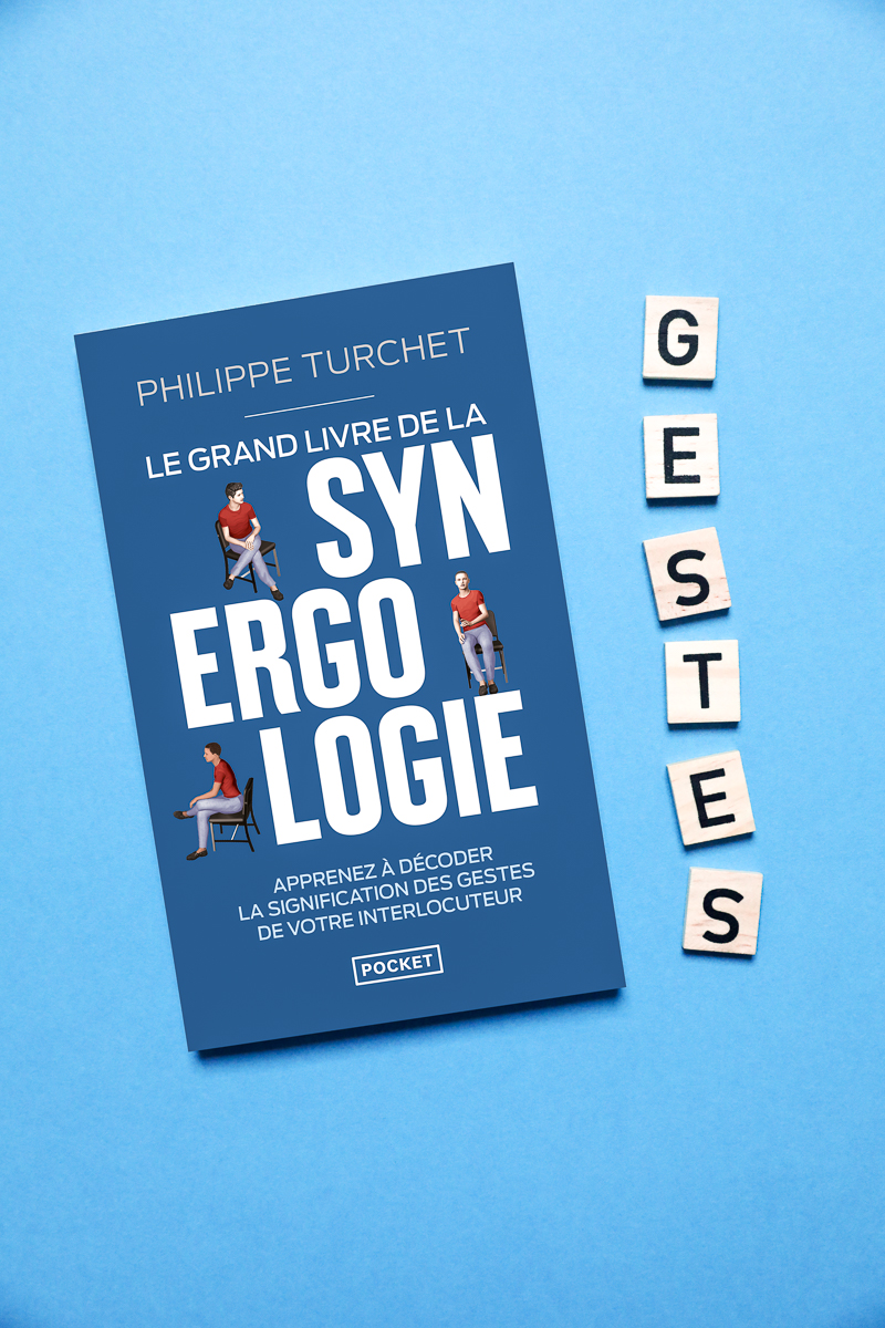 #VivezMieux ⚡️La Synercologie, c’est l’art de comprendre son interlocuteur grâce à ses gestes.
👉🏻 elle étudie le décalage entre le langage des mots et le langage du corps.
👉🏻 elle propose un lexique du corps vraiment poussé.
📘 bit.ly/3ZWtbJF

#DeveloppementPersonnel