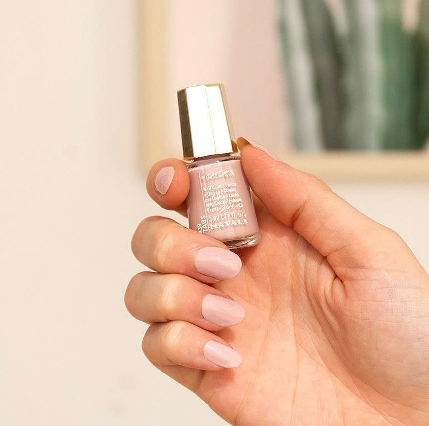 MavalaUK's tweet image. After all the fun festive nails, we’re loving the simplicity of a chic neutral nail moment! 🤍

Our go-to right now? The gorgeous shade ‘Tags’ – perfect for an effortlessly   polished look.💅✨

Shop it here: bit.ly/3WjLG8K

#NeutralNails   #ChicAndSimple #MavalaUK