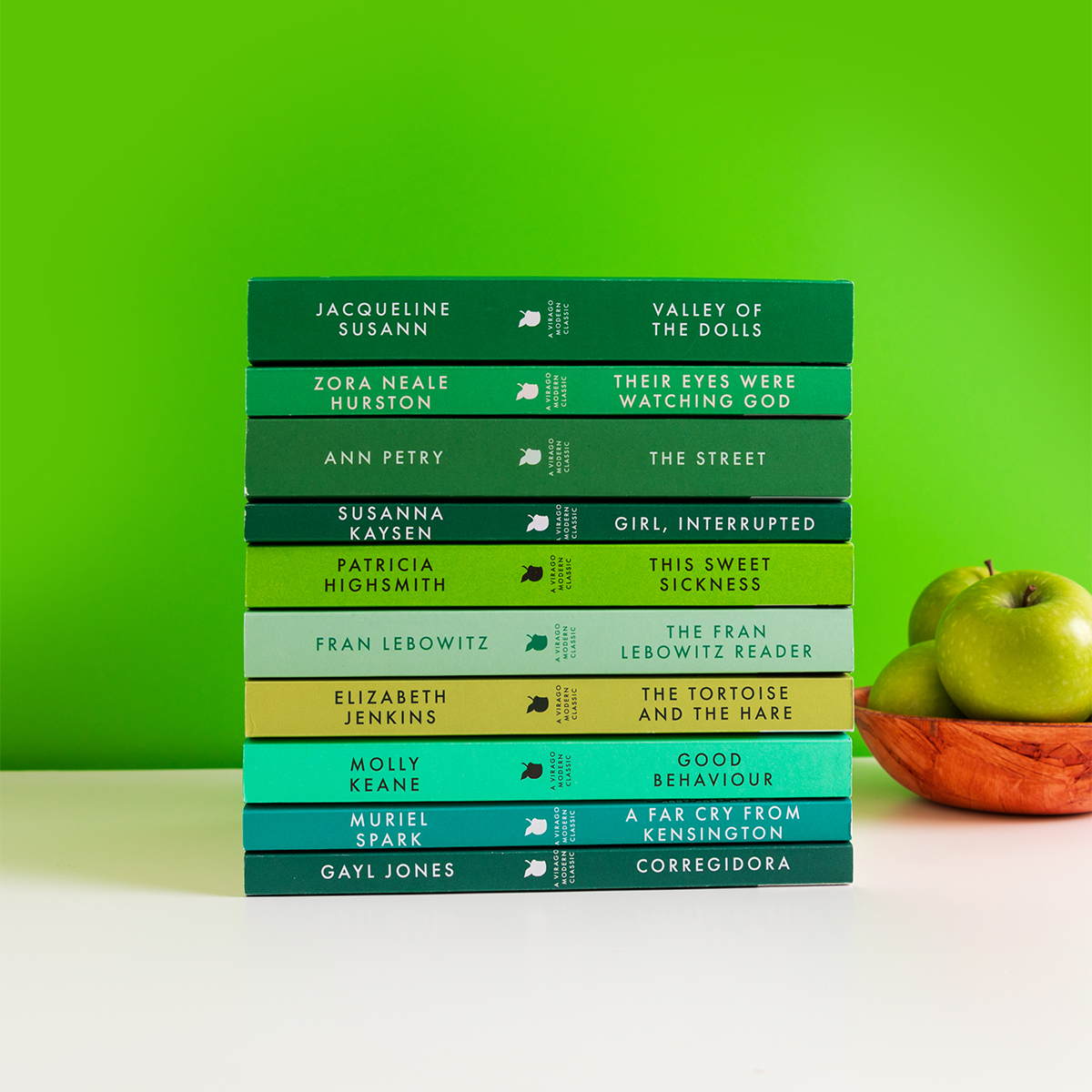 READ YOUR GREENS 🍏💚

 👒🧤👗🌵🐉🍃🍀🐍🥑🥝 🔫🔋🦠📗♻️

Our ✨🍏 #ClassicsWithBite 🍏✨ are out today!

Which one are you reading first?

#ClassicsWithBite #ViragoModernClassics