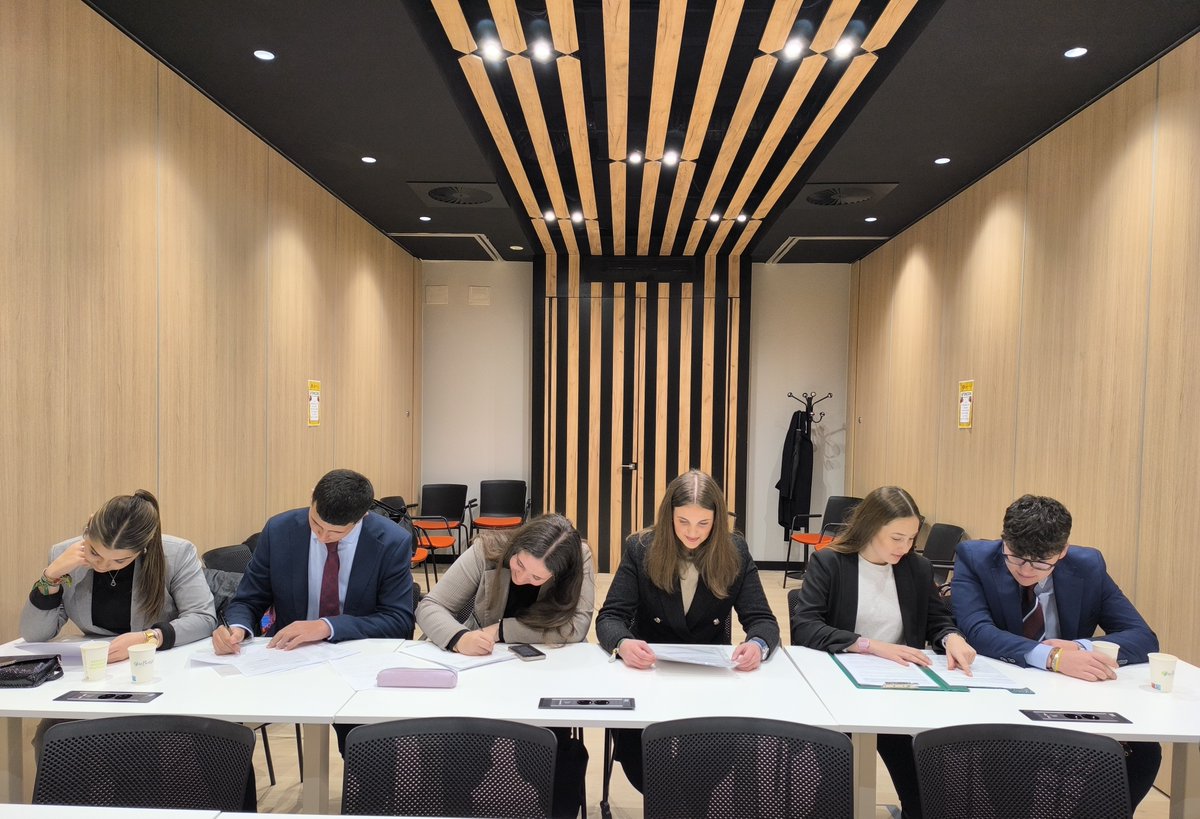 El día 21 de enero tuvo lugar el concurso debate en el Colegio de Economistas, nuestro centro participó con el equipo: Aitor Falcón, Rocío Mesa, Eugenia Vacaro, María Gómez, Lucía Olías e Iván Parejo de 2º de Bachillerato B. ¡¡ Enhorabuena al equipo por su excelente actuación!!👏