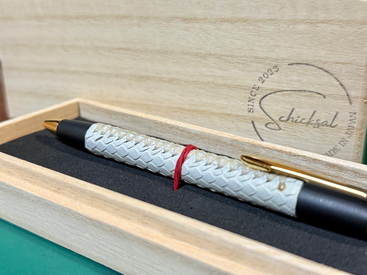 重要】白蛇革の革軸ペンをご購入いただいた皆様へ 桐箱を開け、ペンを