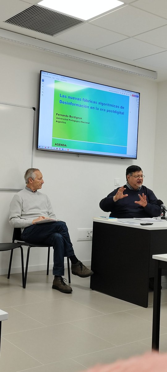 Meleban's tweet photo. @fbordi profesor de @unipe_ar habla en @unizar sobre el algoritmo como fábrica de grandes datos, una caja negra que hay que abrir. Organiza @GICIDUZ en el III Seminario Permanente "Comunicación y Educación en Tiempos de crisis" @cmartalazo @jgabelas https://t.co/PjjPvdh8oV