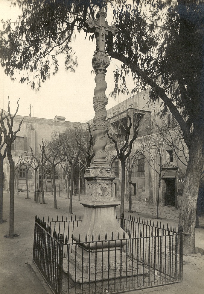 Coneixies com era abans el recinte de l’antic Hospital de la Santa Creu de Barcelona? Avui dia acull la Biblioteca de Catalunya, l’Institut d’Estudis Catalans (antiga Casa de Convalescència), la Reial Acadèmia de Medicina i la Reial Acadèmia de Farmàcia de Catalunya. 

#Sternalia