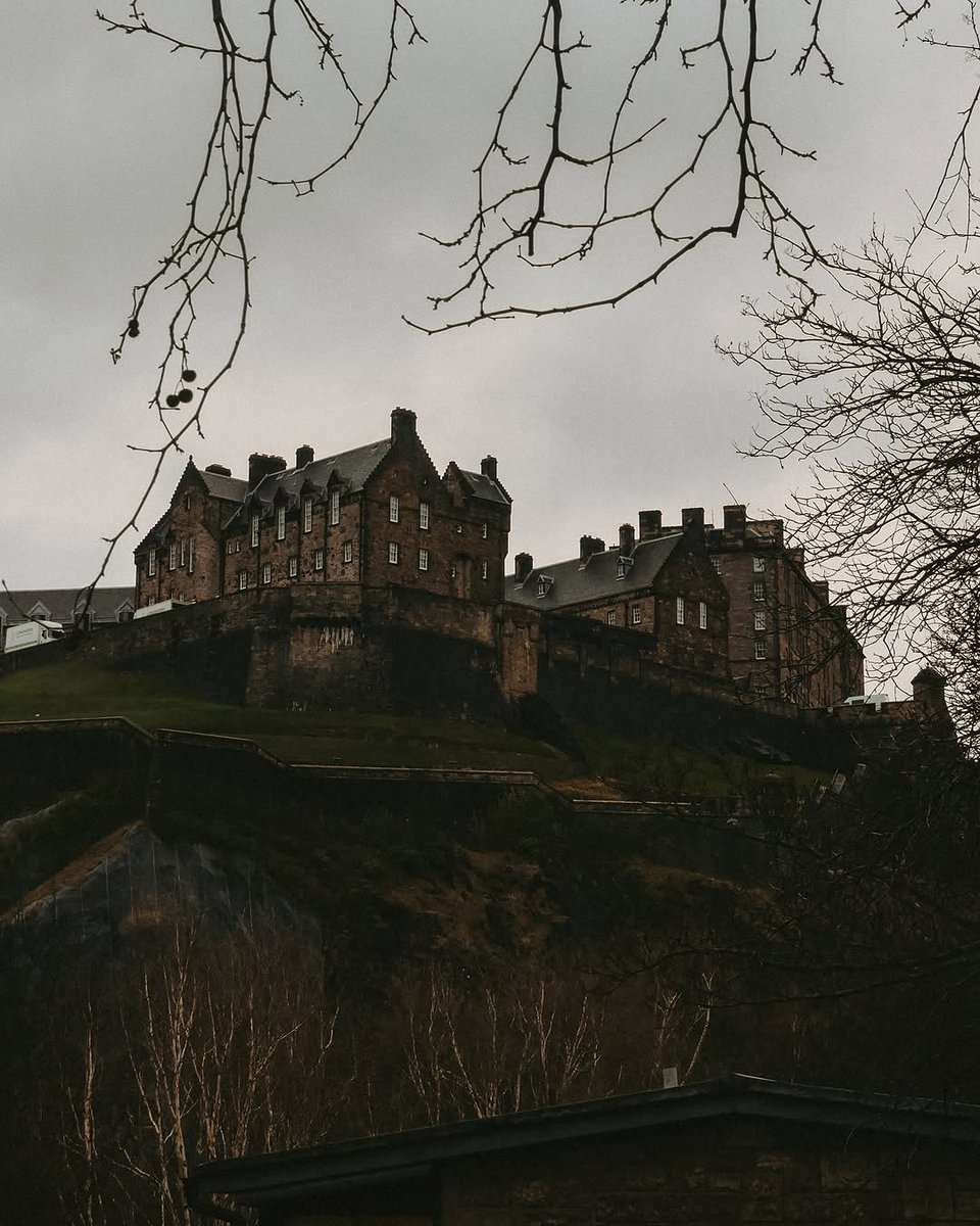 Edinburgh, Scotland 🖤 Dark Academia
By: chaptersofshau