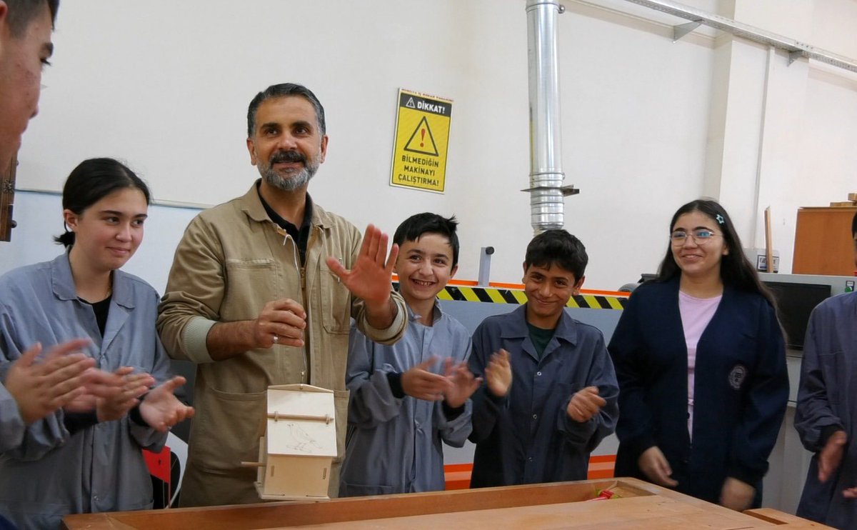 “Zanaat Atölyeleri”nin Kapıları, Yarıyıl Tatilinde de Açık

Öğrencilere akademik ve mesleki başarılarını artırarak geniş kariyer seçenekleri sunmak, mesleğe erişimlerini kolaylaştırmak ve yaşam boyu öğrenmeye teşvik eden temel mesleki gelişimlerini desteklemek amacıyla 81 ilde