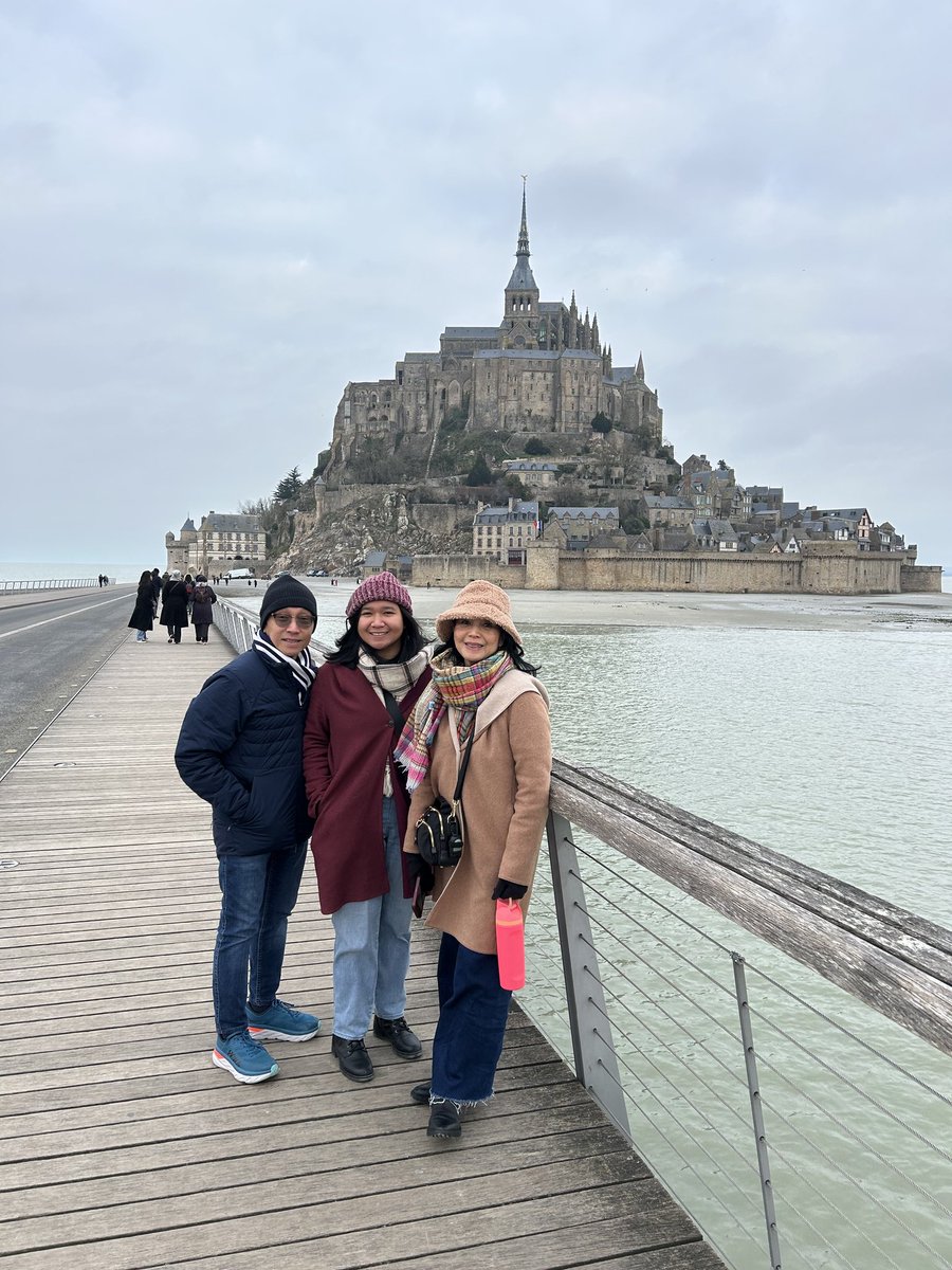 InessaChandra's tweet photo. First week after moving to France! Ate lots of crepes and seafood, explored Brittany @MenehamBretagne @Le_MontStMichel, and visited my new workplace at @SBRoscoff. https://t.co/j0KCwpSkEI
