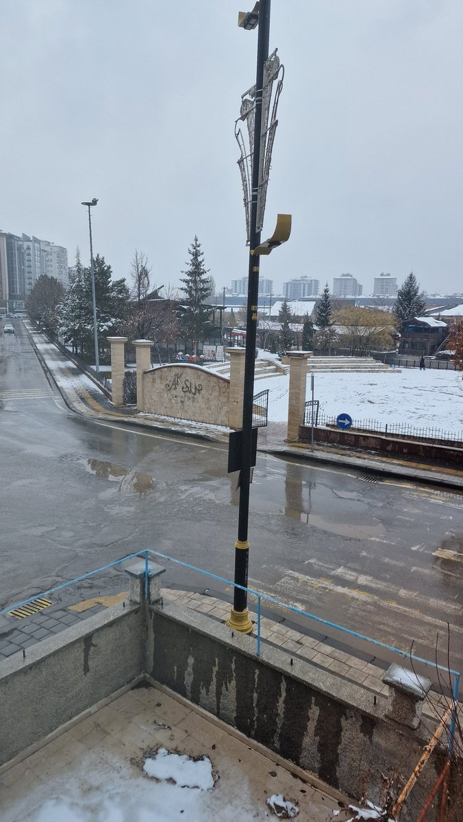 Aksu parkında bulunan bu duvar, yaya güvenliği açısından son derece tehlikeli. Az önce bir tehlike yaşandı. Fakat ölen kişi sayısı 0 oldığunda, 0 kalması için tedbir almıyoruz. Yayalar, duvardan araçları; araçlarda yayaları göremiyor. 
Kaç kere bu kavşakta düzenleme yapılması