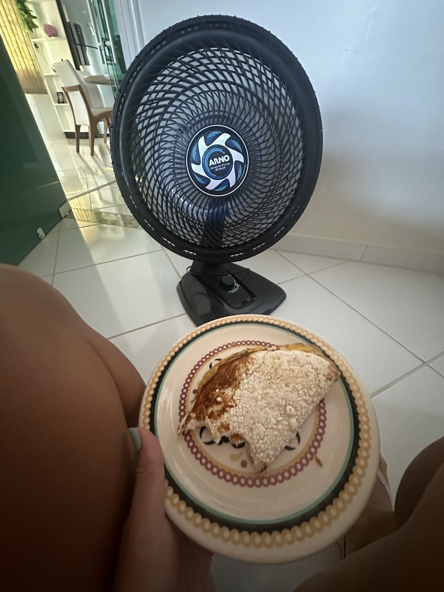 pattylems's tweet photo. Só assim pra tomar café sem suar https://t.co/pChaA6X5jf
