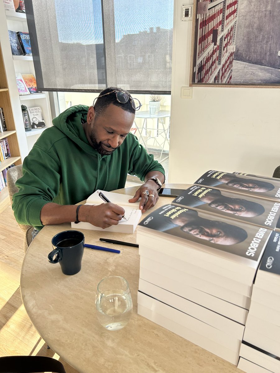 michellafon's tweet photo. Olivier Dubois est dans nos bureaux pour signer son service de presse ! ✍🏻

📚 « Prisonnier du désert », en librairie dès le 30 janvier. https://t.co/mvbCY3CRZl