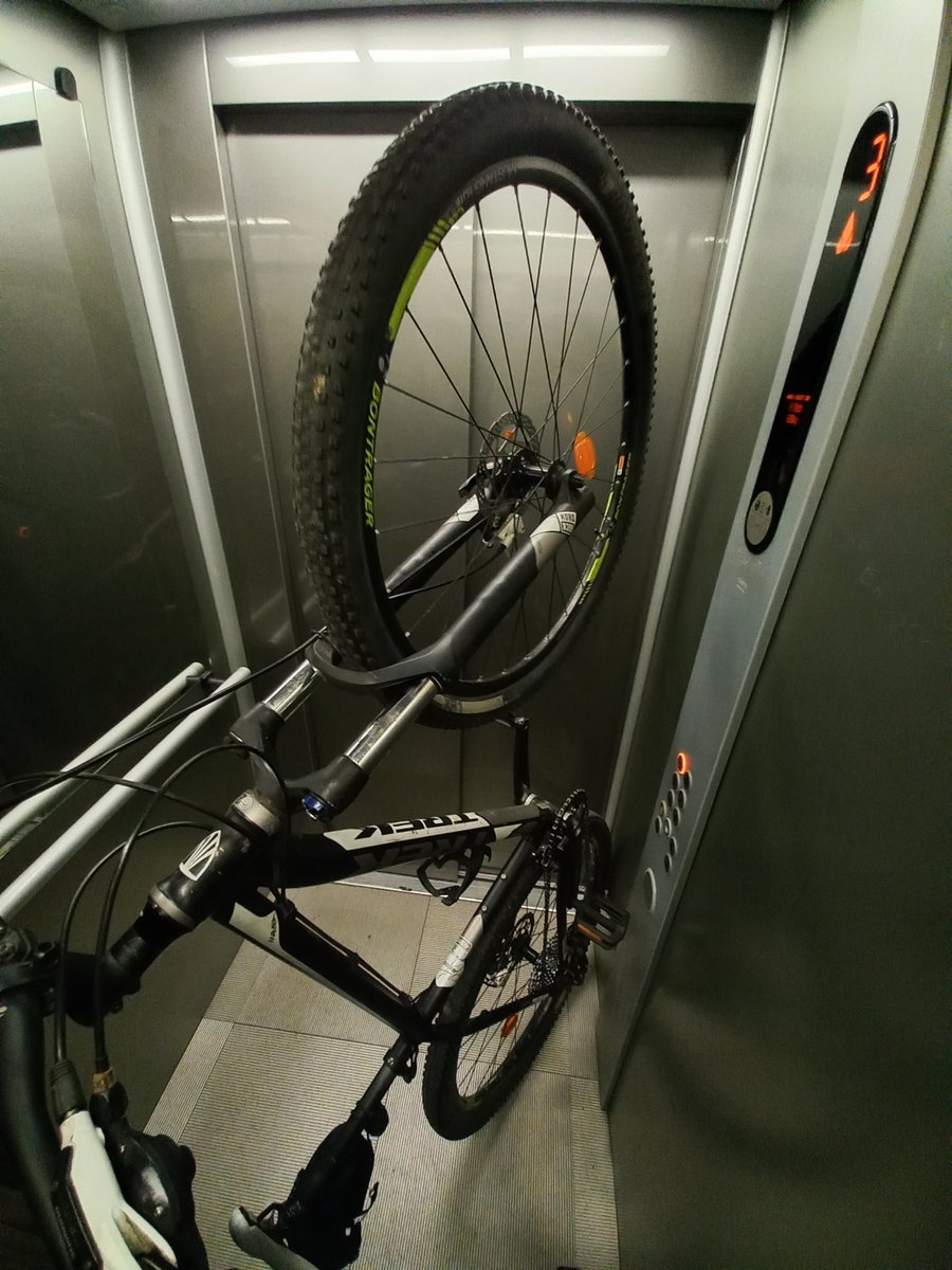 Codziennie parkujesz rower w mieszkaniu. A gdyby przy Twoim bloku było miejsce do parkowania roweru – własne, wygodne i bezpieczne, tak jak miejsce parkingowe dla samochodu? Czy byłoby warte równowartości 1 m² w Twoim mieszkaniu?