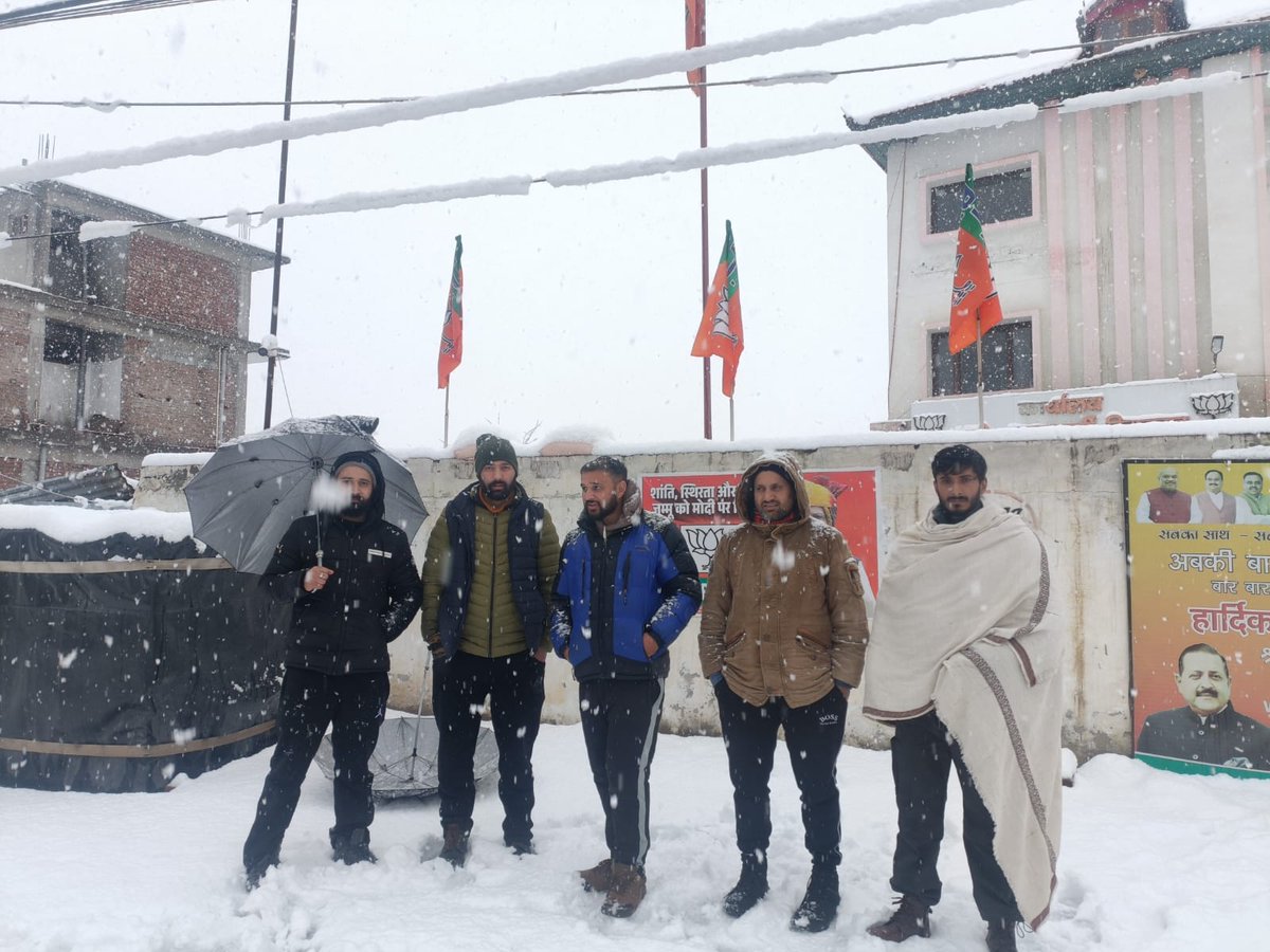 AamirYaqoob111's tweet photo. @OfficeOfLGJandK has consistently been receiving demands for age relaxation of 4y in #JKPSI through @Sunil_SharmaBJP,but it has not been granted yet. Now, we would like to state that whatever age relaxation the @OfficeOfLGJandK decides,we will respectfully accept it.@ChandrakerB https://t.co/slCUmC7vce