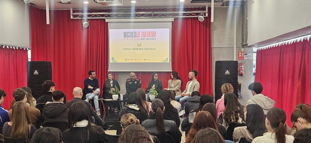 DECIDEIX EL TEU FUTUR✨

Dimarts passat, el nostre company <a href="/malonsog21/">Marc Alonso</a> va participar a la Jornada d'Orientació Professional de #Viladecans, juntament amb professionals de diversos sectors i estudiants de psicologia, física i belles arts.

Inspirant les carreres del demà🙌