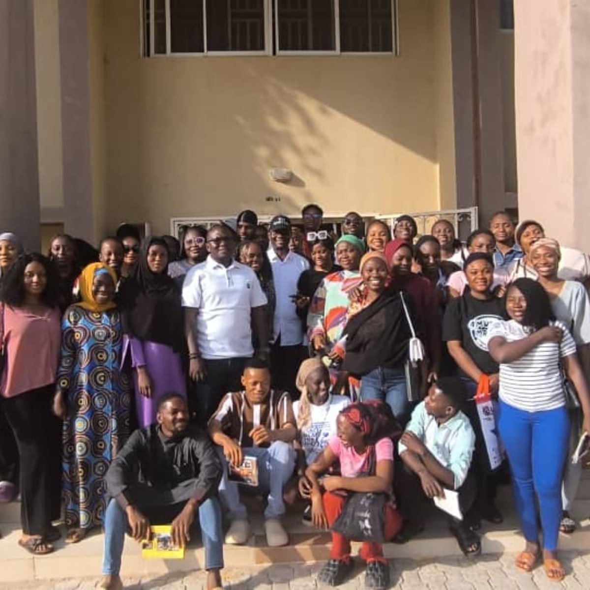 sirprincedaniel's tweet photo. One of the things I enjoy most is imparting knowledge. Returning to the classroom is always a delight. Yesterday, I spent some time teaching the students in the 300 and 400 levels on the course TPA4306: African Cinema, where our film Mai Martaba is part of the syllabus. https://t.co/iKRGhns86F