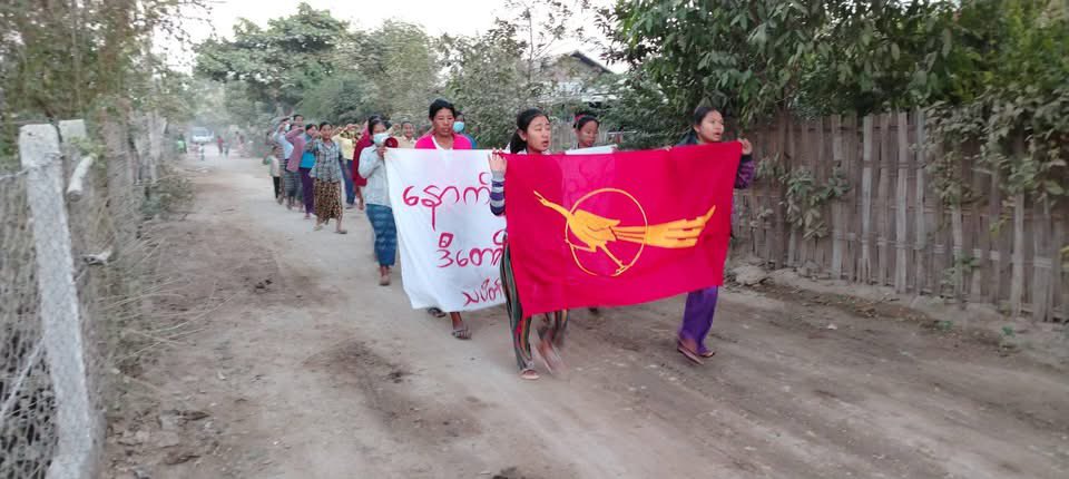KYITHAR95368969's tweet photo. Revolutionary residents from a village of northern zone of #Yinmarbin Twp, #Sagaing Region, joined demonstration to overthrow the #MilitaryDictatorship on Jan23.

#AirBus2AirStrikes 
#Airbusted    
#2025Jan23Coup              
#WhatsHappeningInMyanmar https://t.co/8X2UObp0Xo