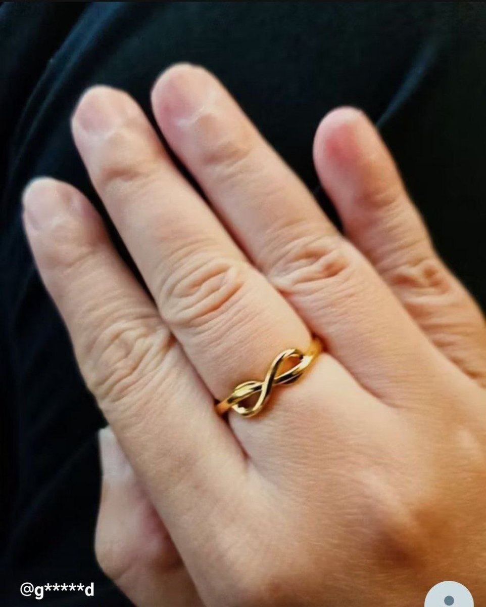 Girls, treat yourselves to a cute minimalist ring. It's one of the perfect ways to reward yourselves and you deserve it 💍🫶🏻🥺