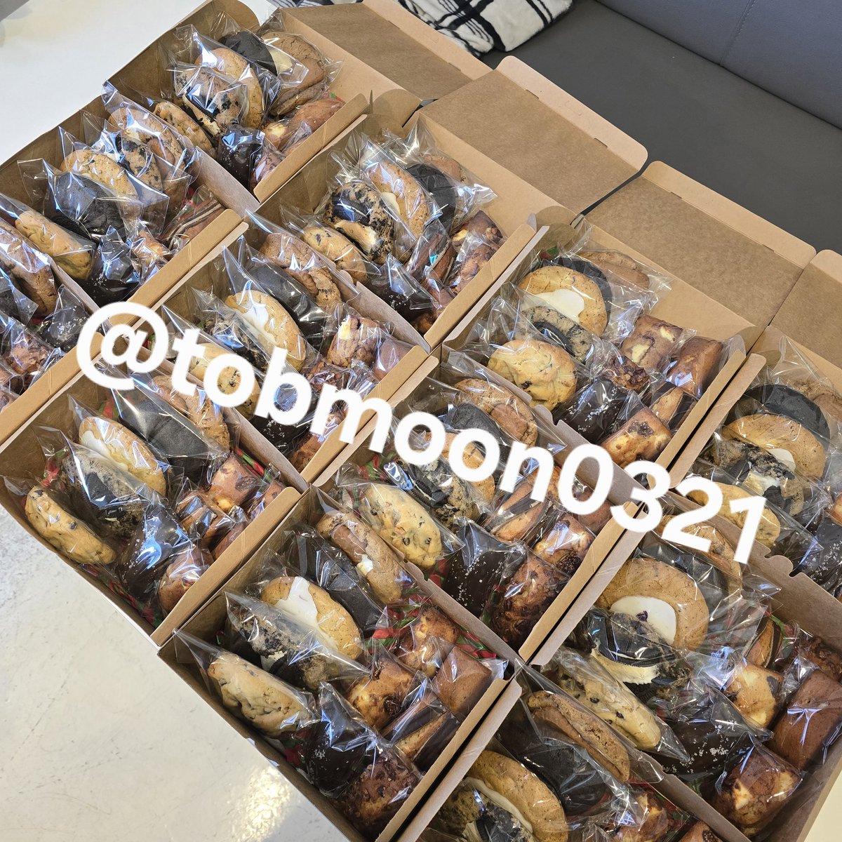 tobmoon0321's tweet photo. #rt 
1월 21일이 입덕한지 8주년 되더라구요!!😆🩵
뭔가 이벤트는 하고싶은데 현생도 있어서 
디저트와 핀뱃지, 탑꾸, 엽서 중 1 이렇게 나눔할게요🩵
뭐가 들어있을지, 몇명 뽑을지 몰라요~!🤣 랜덤입니다🥰❣️
참여 방법은 RT + 맘찍!
배송비 부담해주셔야해요!☺️

~2/9까지 
2월 10일에 뽑을게요🩵 https://t.co/n9eYedbRRp