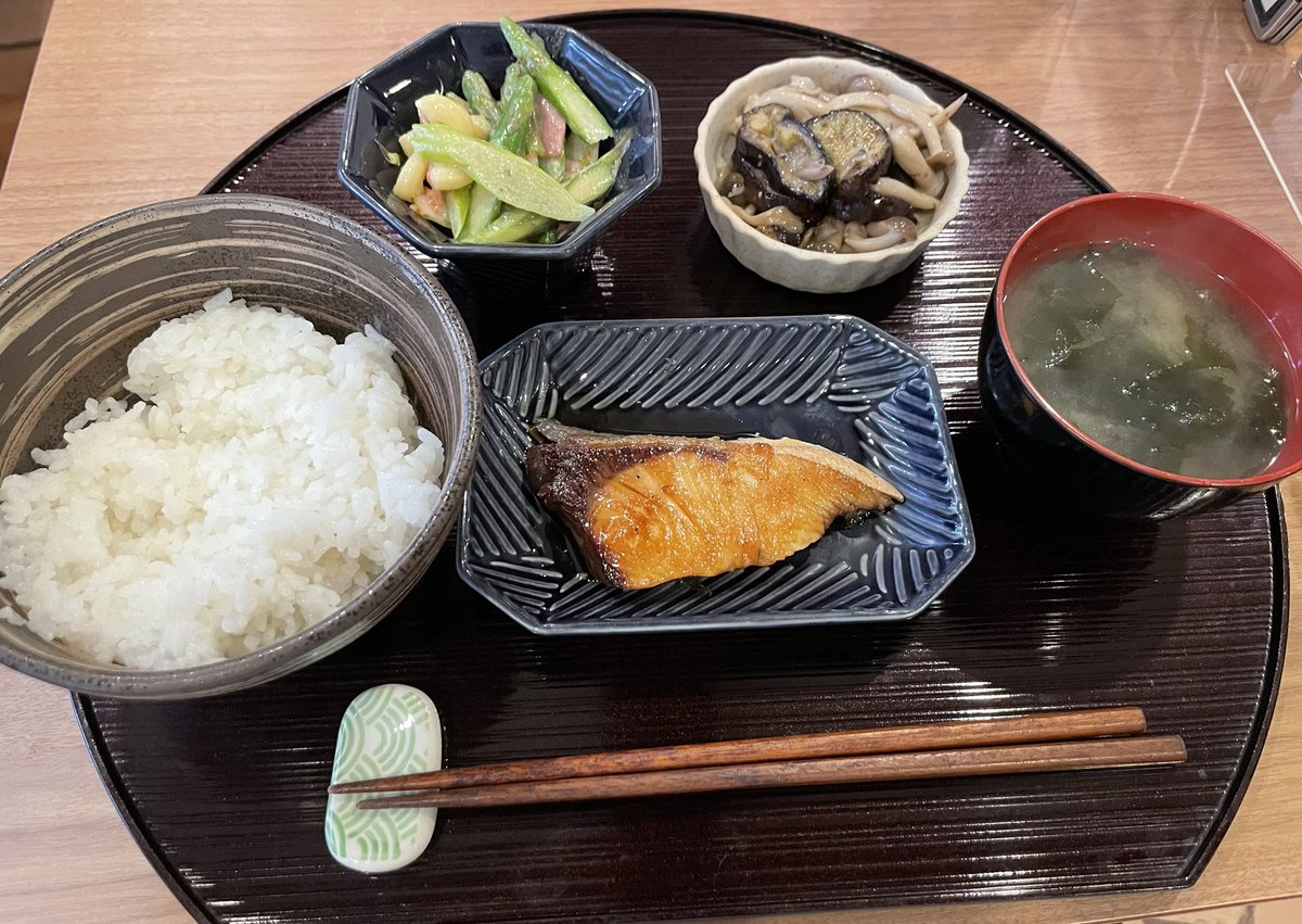 今日のランチは対局の時の出前でもお世話になっている＋Homeさんに行ってきました！

卵かけご飯とおばんざいのお店でバランスも良くとても美味しかったです☺️おばんざいを選べるのも嬉しいところです！（古森）