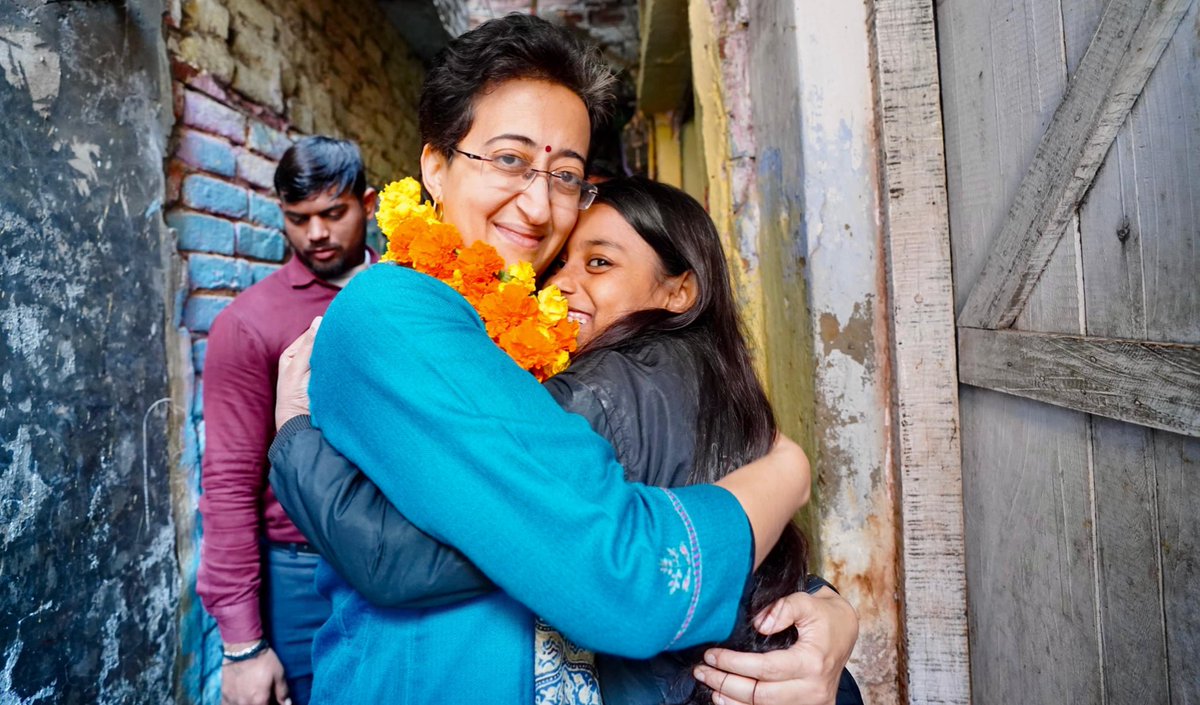 नवजीवन कैंप में पदयात्रा के दौरान लोगों से बहुत स्नेह और अपनापन मिला। हर गली में माताओं ने अपनी इस बेटी को गले लगाया और आशीर्वाद दिया।

यह समर्थन इस बात का प्रतीक है कि अरविंद केजरीवाल जी की ईमानदारी की राजनीति हर दिल में जगह बना चुकी है।

दिल्ली एक बार फिर 'आप' के साथ तरक्की के