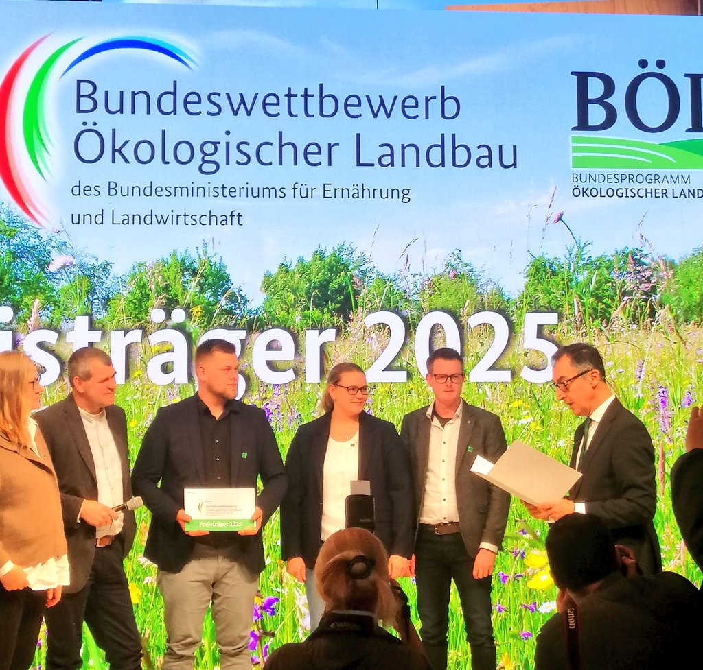 OomenBerlin's tweet photo. Grüne Woche: Landwirtschaftsminister @cem_oezdemir zeichnet den Biolandhof Frohnenbruch aus NRW mit dem Bundespreis Ökologischer Landbau aus:

https://t.co/xsRLze9weK

#GW2025 #GrüneWoche #BioGW2025 #BioNaLogo #30bis2030 #biohoefe #BÖL https://t.co/YZUhzaE7Rb