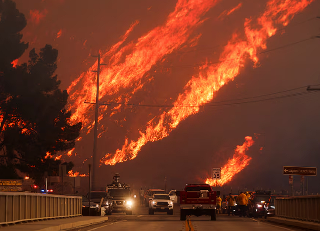 firehorse249791's tweet photo. [U.S] Hughes Fire: New wildfire near Los Angeles explodes to more than 9,400 acres, forces evacuations > https://t.co/tEfhS2K31T via #Capitalism💀#ClimateCrisis #SevereWeather #Heatwave #Drought #Wildfire #HughesFire #Ventura #Riverside #SanDiego #LosAngeles #California #USA https://t.co/JSbxsaA7Dz
