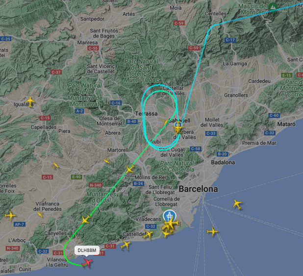Wefer_FTC's tweet photo. Un matí qualsevol a l'#aeroport de #Barcelona . Quan algú s'oposa a l'ampliació de l'aeroport per temes #mediambientals cal ser conscient de les conseqüències: dotzenes d'#avions donant voltes al cel cremant milions de litres de querosè inútilment fent cua per aterrar, CADA DIA. https://t.co/YMVCRl9T3n