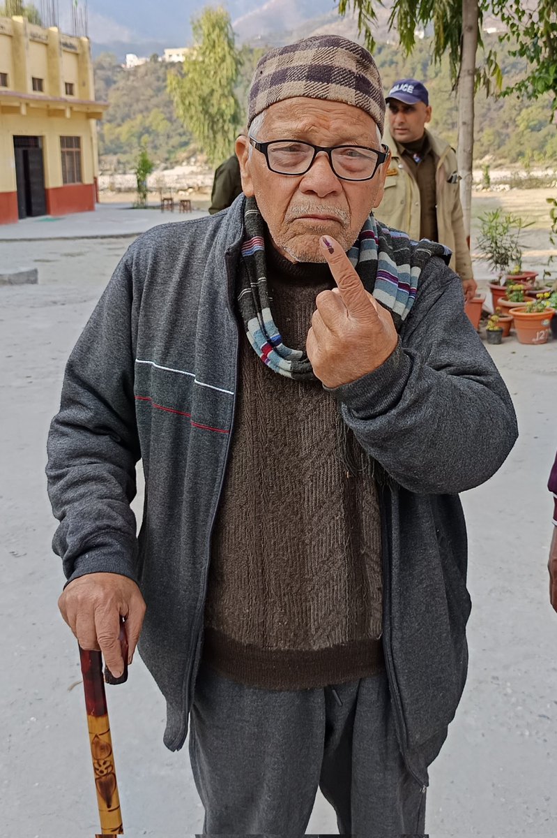 PauriDIPR's tweet photo. नगर निकाय चुनाव के दौरान बुजुर्ग मतदाताओं में दिख रहा है गजब का उत्साह 
#polingday 
#paurigarhwal 
#seniorcitizens https://t.co/mAoG0noOmK