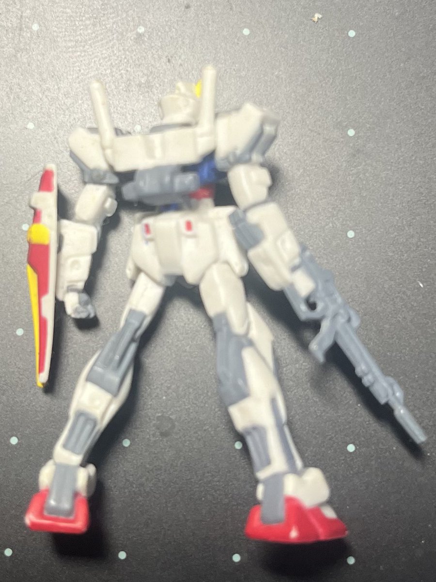 これは大昔SEED本放送当時くらいにガチャガチャで手に入れたエールストライク
エール部分の大半はどこかに行ってしまいデュエルみたいになっている 