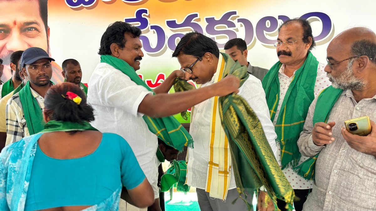 palamuru's tweet photo. తెలంగాణ ప్రదేశ్ ఎరుకల సంఘం (గిరిజన) వారి నూతన సంవత్సర క్యాలెండర్ ను క్యాంపు కార్యాలయంలో ఆవిష్కరించి, ఎరుకల సంఘం సభ్యులకు శుభాకాంక్షలు తెలపడం జరిగింది.
#Telangana #mahaboobnagar #Congrssparty https://t.co/0xy8AemQlC