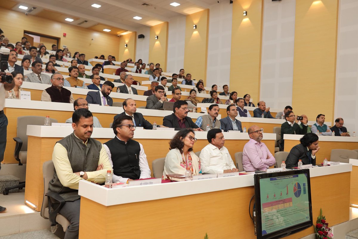 आज भोपाल में मध्यप्रदेश के वित्तीय वर्ष 2025-26 के बजट के बेहतर एवं जनोपयोगी बनाने हेतु विचार एवं वक्तव्य पर केंद्रित 'बजट पर संवाद' कार्यक्रम में सहभागिता की।

इस अवसर पर उपस्थित जनों को संबोधित करते हुए माननीय प्रधानमंत्री श्री नरेंद्र मोदी जी के 'विकसित भारत<a href="/2047/">Galina Dolenko</a>' संकल्प में