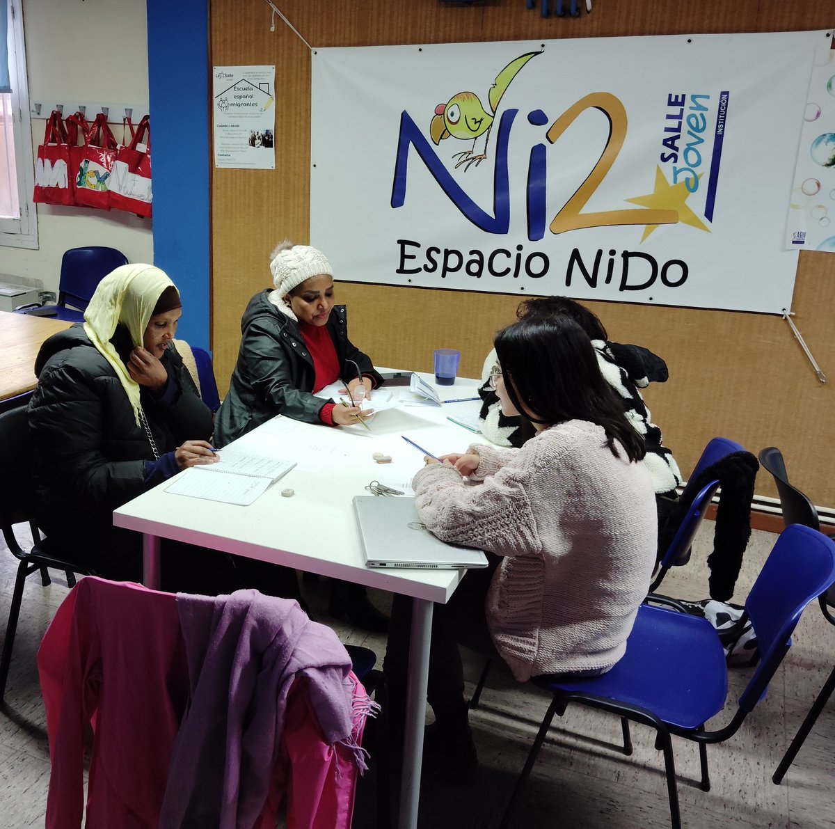 Escuela de español para personas migrantes 
Un signo de esperanza y de acogida en nuestro barrio
