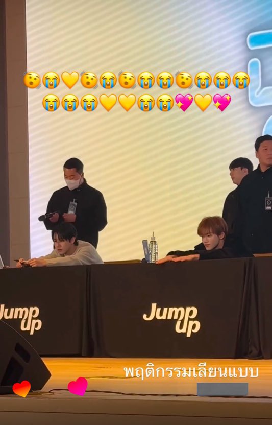 cuddlejamm_'s tweet image. แมวเหมียวพากันเหยียดตัวบิดขี้เกียจ🥺