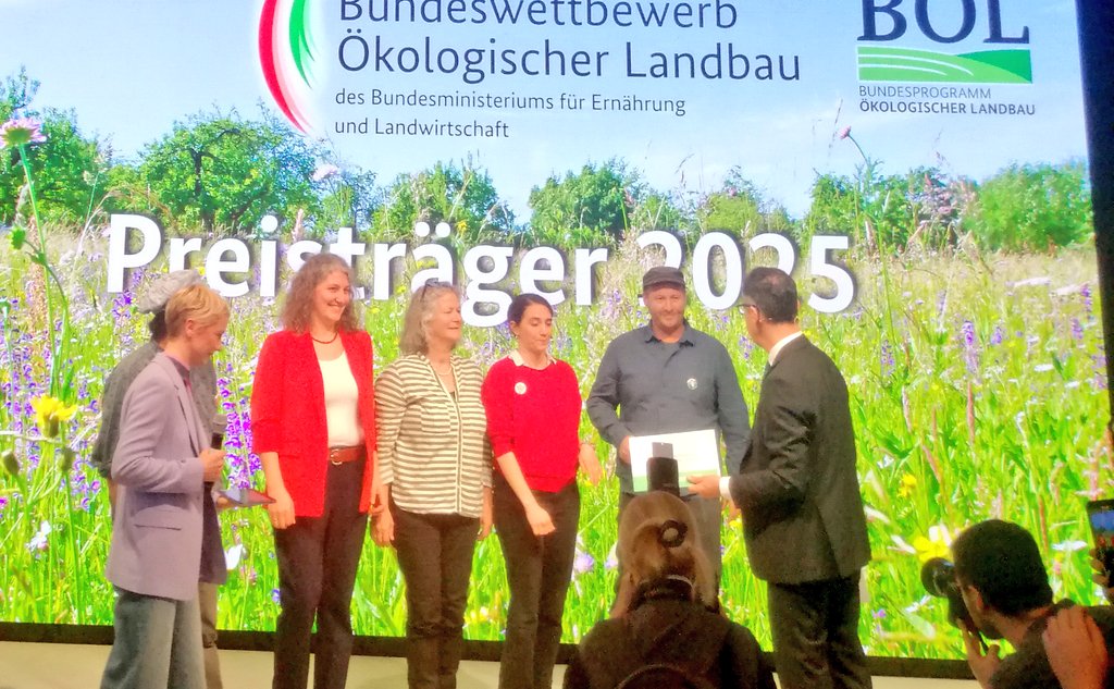 OomenBerlin's tweet photo. Grüne Woche: Landwirtschaftsminister @cem_oezdemir zeichnet die Hofgemeinschaft Heggelbach vom Bodensee mit dem Bundespreis Ökologischer Landbau aus:

https://t.co/OV6HT1NJNB 

#GW2025 #GrüneWoche #BioGW2025 #BioNaLogo #30bis2030 #biohoefe #BÖL https://t.co/IrfPUFmwWw