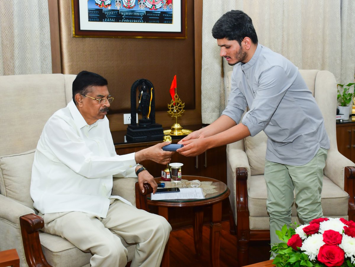 alieninovations's tweet photo. Honored to meet the Hon'ble Governor Shri
@DrHariBabuK at Raj Bhavan Odisha 
We, at @alieninovations had the incredible honor of meeting the Hon'ble Governor of Odisha, Shri Kambhampati Hari Babu, at Raj Bhavan Odisha. It was a truly inspiring opportunity to share our journey and the impact that we are creating.

Presenting NAVINAUT to the Hon'ble Governor was a remarkable experience. We had the privilege of showcasing how NAVINAUT is transforming mobility for the visually impaired, empowering them with greater independence and confidence.  

we deeply humbled and grateful for his support and encouragement as we continue our efforts to make a meaningful impact in Odisha, driving inclusion and accessibility for the visually impaired community.

@TAGIRERAVIKIRAN | @GovernorOdisha | @AICALEAP | @MSH_MeitY | @IKP_SciencePark | @AssistechF | @ikpeden | @ACIC_BMU | @NFB_voice

#Innovation #AssistiveTechnology #NAVINAUT #VisuallyImpaired #Empowerment #InclusiveTech #SocialImpact #Accessibility #Odisha #India