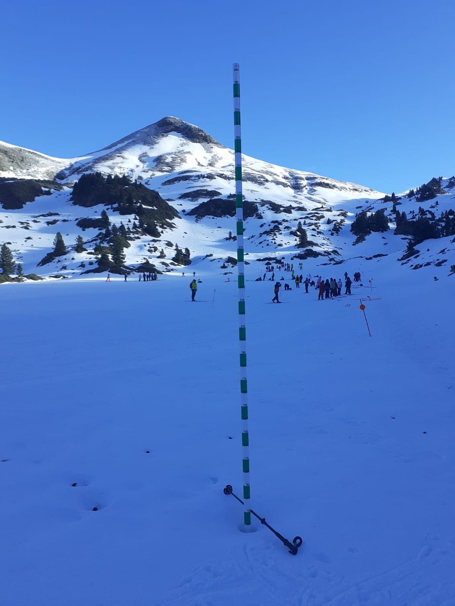 Navarrameteo's tweet photo. Pese al pobre inicio nivoso del año en #Pirineos aguanta bien nevado el valle de la #Contienda con 69cm en el llano a 1720m

La próxima semana es probable que cambie la situación drásticamente a mejor con la llegada de un temporal invernal el 28-31

#LarraBelagua #PirineoNavarro https://t.co/3VHgakTFMm