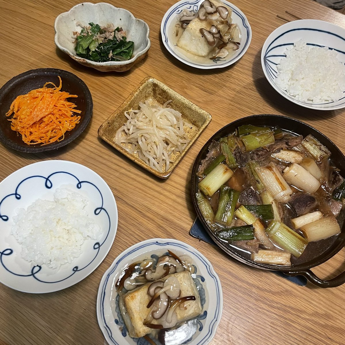 sachiccc's tweet photo. ねぎま鍋たぶんはじめて。マグロの切れっ端もらったので。揚げ出し豆腐きのこあんかけ、もやしナムル、ほうれん草おひたし、人参明太子炒め、でしたー！ https://t.co/C3J27Gt9m2