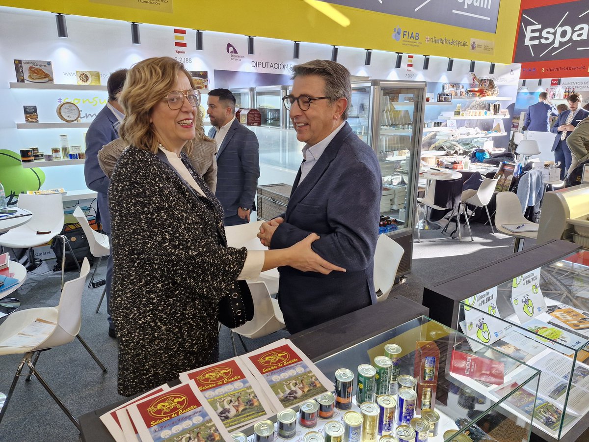 dipsoria's tweet photo. Empresas agroalimentarias sorianas llaman a la puerta de Europa en la Feria de Lyon

El vicepresidente de la Diputación, Jesús Ángel Peregrina, ha destacado que se trabaja en la internacionalización de los productos agroalimentarios sorianos acudiendo a la mayor feria de Europa que se celebra en Lyon.

Siete empresas agroalimentarias sorianas están presentes en la feria agroalimentaria SIRHA, que se celebra en la ciudad francesa de Lyon, del 23 al 27 de enero. El vicepresidente de la Diputación, Jesús Ángel Peregrina, que se ha desplazado hasta la ciudad francesa para acompañar a los empresarios, ha destacado que ellos son los auténticos protagonistas de esta expedición que llama a la puerta de Europa para poder abrir ese gran mercado a los productos sorianos.

La Diputación provincial de Soria acude por primera vez a esta feria y cuenta con un stand propio de 36 metros cuadrados, bajo el paraguas de la FIAB, y al que ha destinado un presupuesto de 58.312 euros del departamento de Desarrollo para este fin.

Las empresas sorianas presentes son Arotz Foods, Embutidos La Hoguera, Cárnicas Sierra de Toranzo, Sabor de Fronteras, Quesería Quesoncala, Embutidos Moreno Sáez y Arte Fritas.
