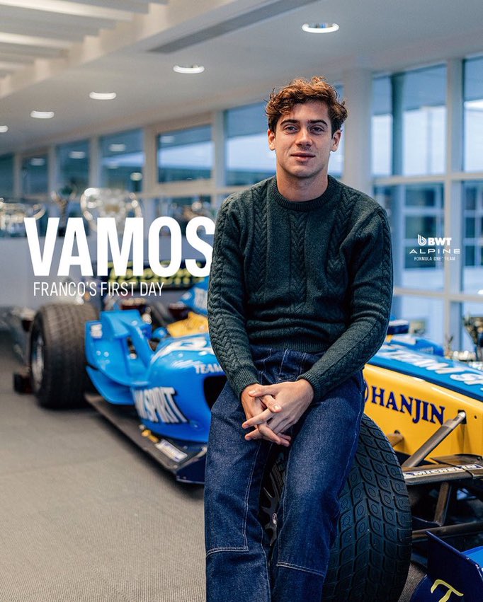 #F1 Llegó el día, <a href="/FranColapinto/">Franco Colapinto</a> conoció la fábrica de Alpine, en Enstone. Y se sacó foto con el R25 de Renault, el auto con el que Alonso ganó el título en 2005 🏁
