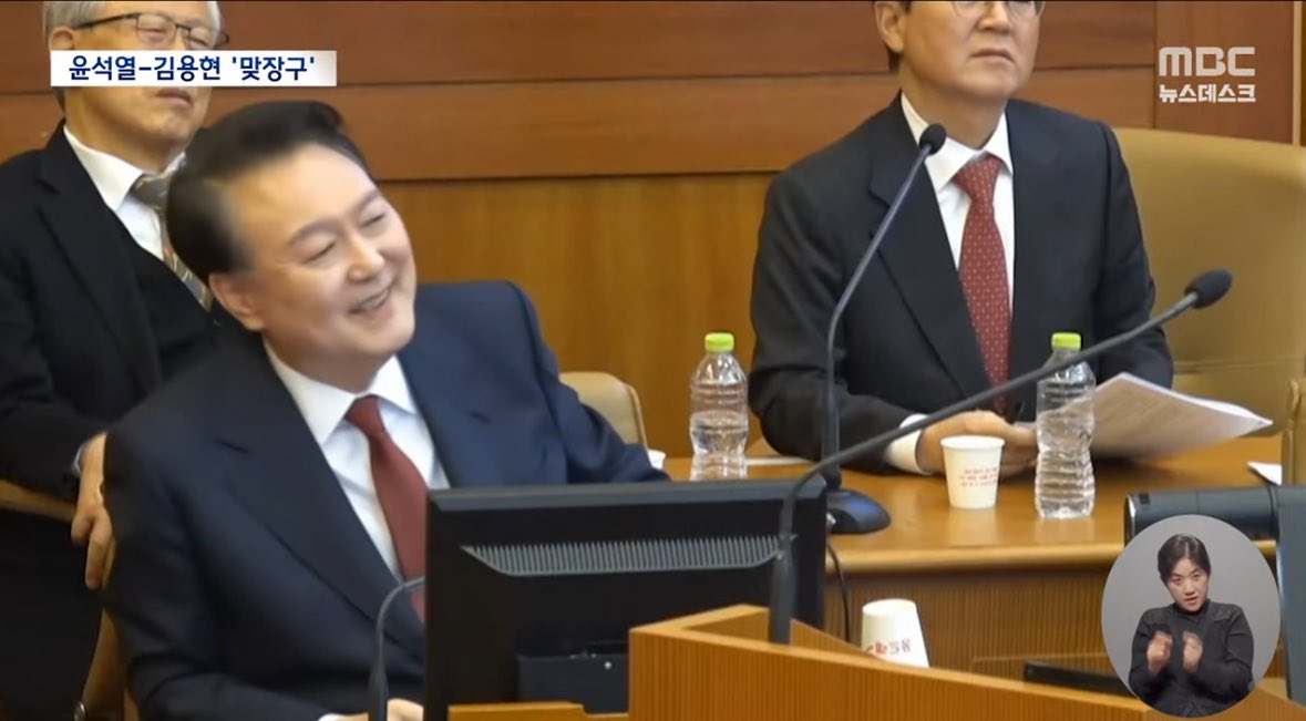 웃어!??? 웃어 이 새끼가??