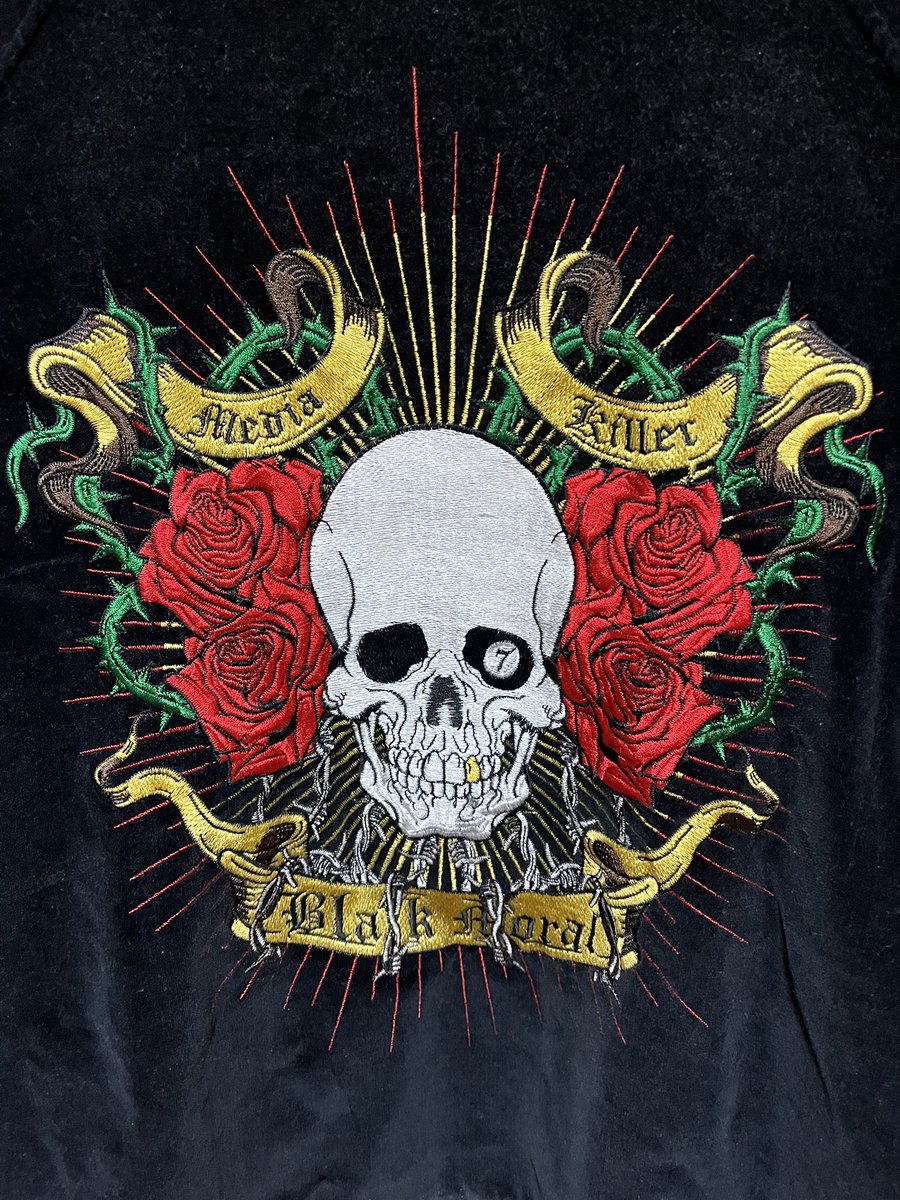 REMUtheHERESY's tweet photo. このスカジャンまだ愛用してるの、なかなかじゃない?笑
17年前に大阪城ホールで買ったやつ
また城ホでLIVEしてほしいな
#BLACKMORAL https://t.co/AJVMO7beH1