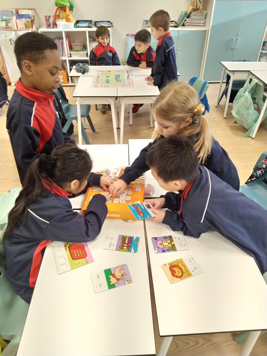 ClaretLarraona's tweet photo. A través del juego repasamos los contenidos trabajados durante la semana en las sesiones de Modelo G.
¡Qué bien lo pasamos!😊
#modelog #aprenderjugando #somosclaretlarraona https://t.co/TPzkevc1TT