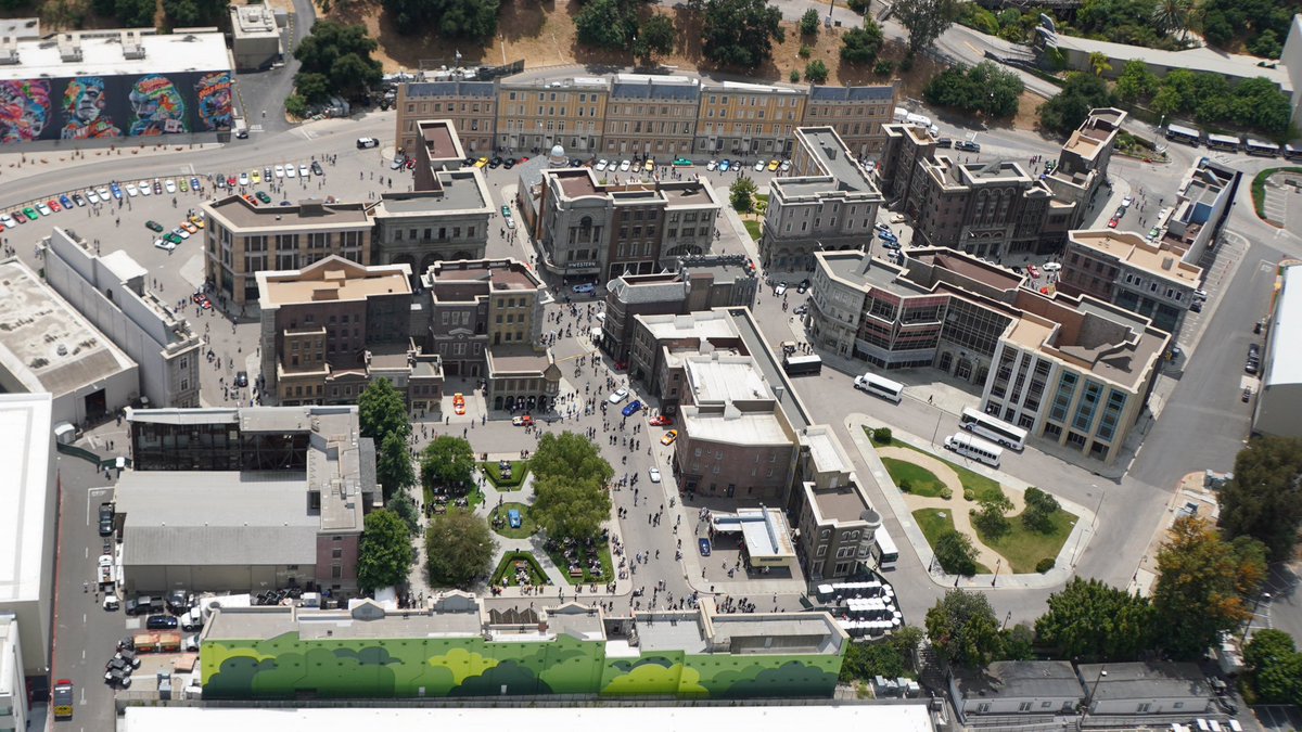 MarcosCabota's tweet image. Hi #MJFam!

I want to tell you a little secret about “Michael’s world” that not many people know.

In 2005 I studied a master’s degree in film at Universal Studios Hollywood. My classmates and I spent most of the day in what is called “the backlot.”