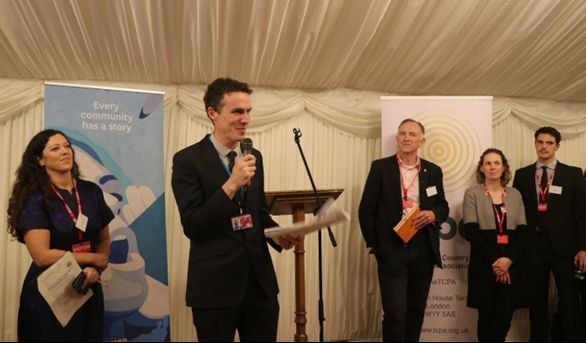 Rights : Community : Action tweet media