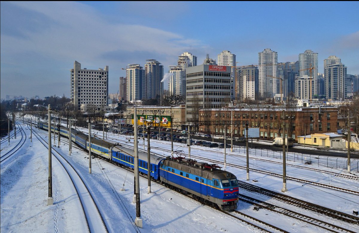 CheminsdeFerTC's tweet photo. Un convoi =>#Kyiv - Zaporijia tracté par une =>#ChS4 dans le périmètre densément urbanisé de la Capitale de l'=>#Ukraine en 01-21.
Auteur : Yurko Slyusar (@UraSlusar ici), source : https://t.co/qcH2Y4SRNr https://t.co/BBbAXMT2OS